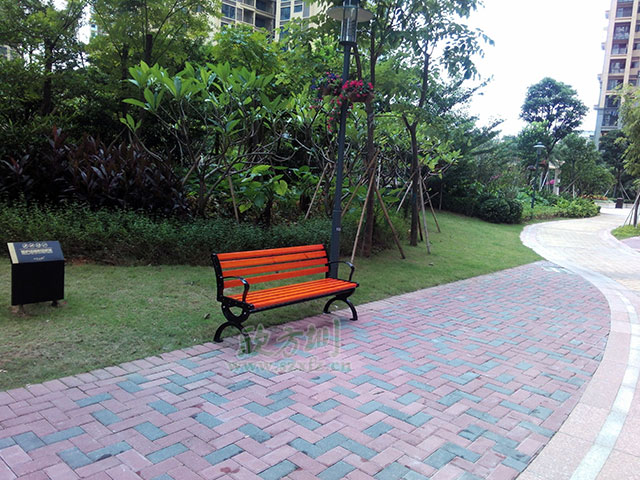  欣方圳垃圾桶廠家這里有您所需的各類垃圾桶產(chǎn)品和園林椅休閑椅，您只需要關(guān)注一下您身邊的市場或者來欣方圳官網(wǎng)瞧一瞧。您可以在欣方圳官網(wǎng)的案例里面，看到全國各地區(qū)的用戶案例及各種類型的用戶選擇。這不，深圳觀瀾的一位客戶又一次來我司欣方圳科技有限公司購買了一批鑄鐵有靠背園林椅。       欣方圳的這批P27鑄鐵有靠背園林椅椅腳模具使用電腦雕刻，比一般廠家人工模具鑄鐵椅腳表面更光滑平整。耐壓性極強(qiáng)，同時具備很強(qiáng)的耐熱、耐磨、耐蝕、耐低溫的特性，鑄鐵有靠背園林椅，生產(chǎn)周期較短，給人以粗獷、莊重、穩(wěn)重的感覺，是戶外市政公共設(shè)施必選產(chǎn)品。    而且為了防止椅條在受力情況下往下變形，我們欣方圳的每一款休閑椅都在在椅條的下面加了兩條L30*3的熱鍍鋅角鋼加強(qiáng)支撐，加強(qiáng)椅條的支撐能力，有效的將承載力傳遞到椅腿上，防止椅條變形，加強(qiáng)休閑椅的抗沖擊能力，提高鑄鐵有靠背園林椅的壽命。