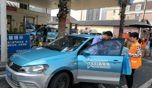 對車窗拋物說不！長沙環(huán)衛(wèi)局免費(fèi)發(fā)放2000個(gè)車載垃圾桶