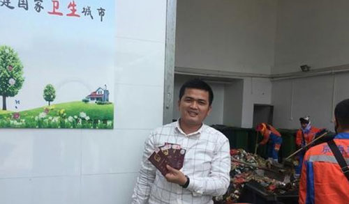 ?？谑忻駚G護照 環(huán)衛(wèi)工翻檢5噸垃圾找到