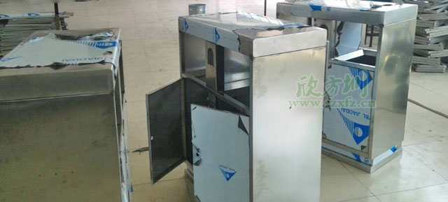 地鐵不銹鋼分類(lèi)垃圾桶工廠批量生產(chǎn)圖