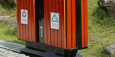 戶外街道鋼木分類(lèi)垃圾桶擺放圖