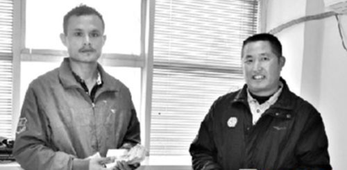  摩的師傅垃圾桶撿到萬(wàn)元現(xiàn)金，拾金不昧送還失主