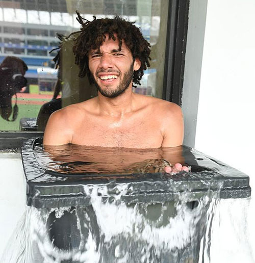 感受中國溫度！阿森納眾將集體鉆進(jìn)垃圾桶